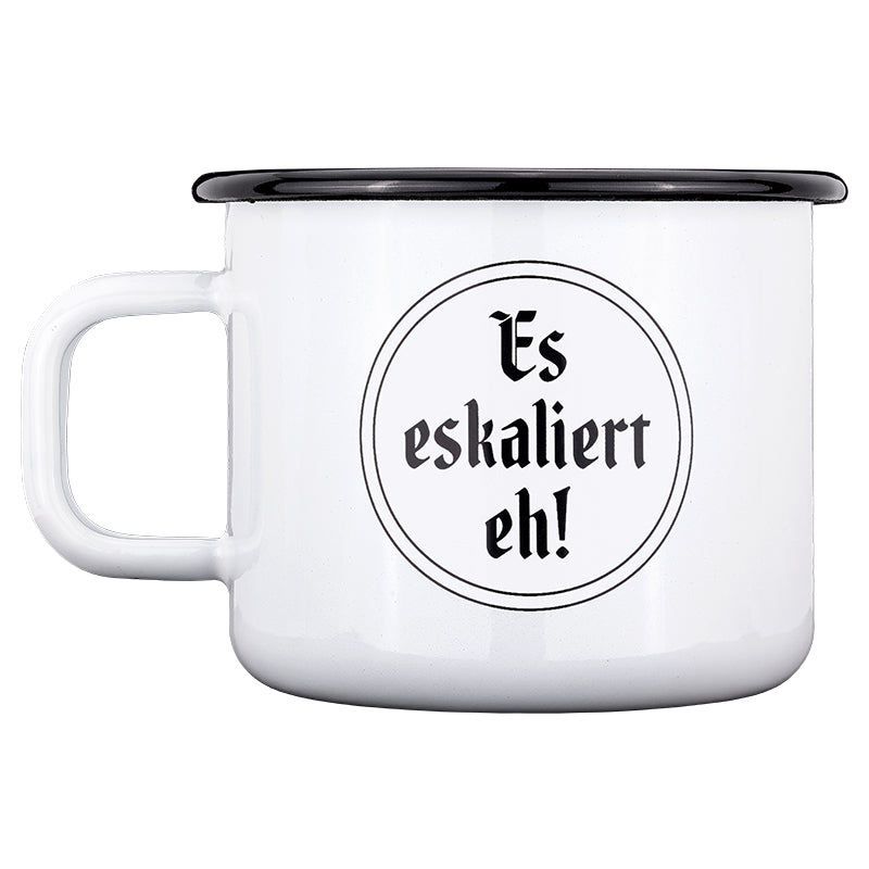 Emailebecher mit Spruch Es eskalisert eh, Henkel zeigt nach links.