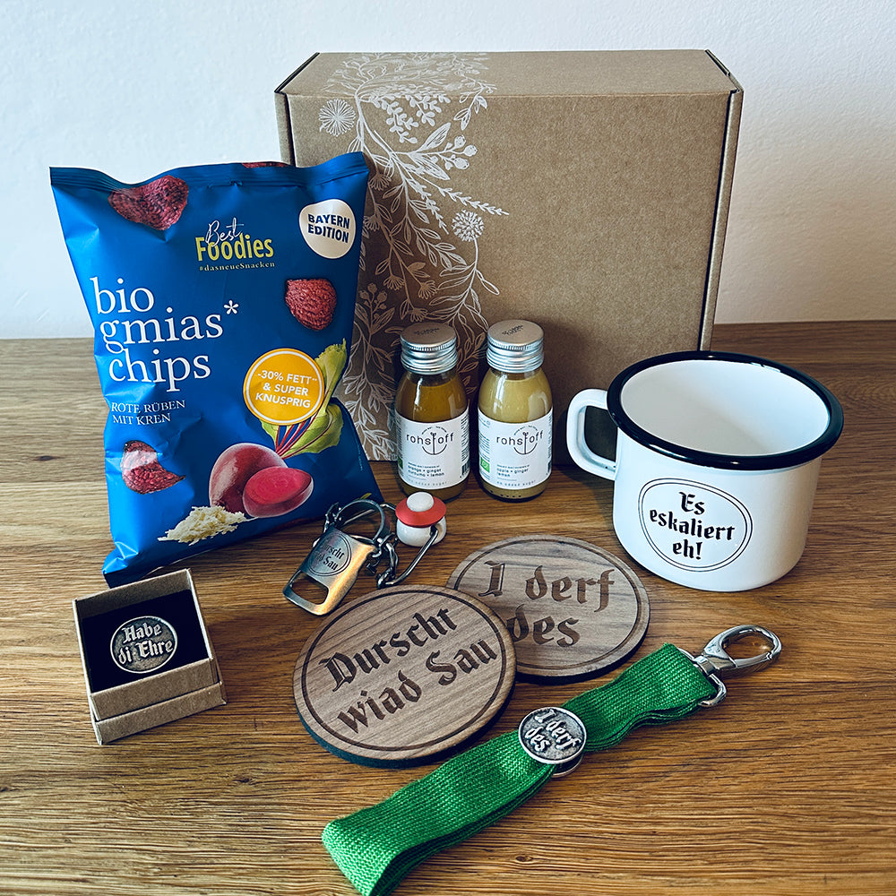 Inhalt der bayerischen Geschenkbox groß mit Ingwershots, Pin, Chips, Schlüsselband, Emaillebecher, Bügelverschluss, Holzuntersetzer