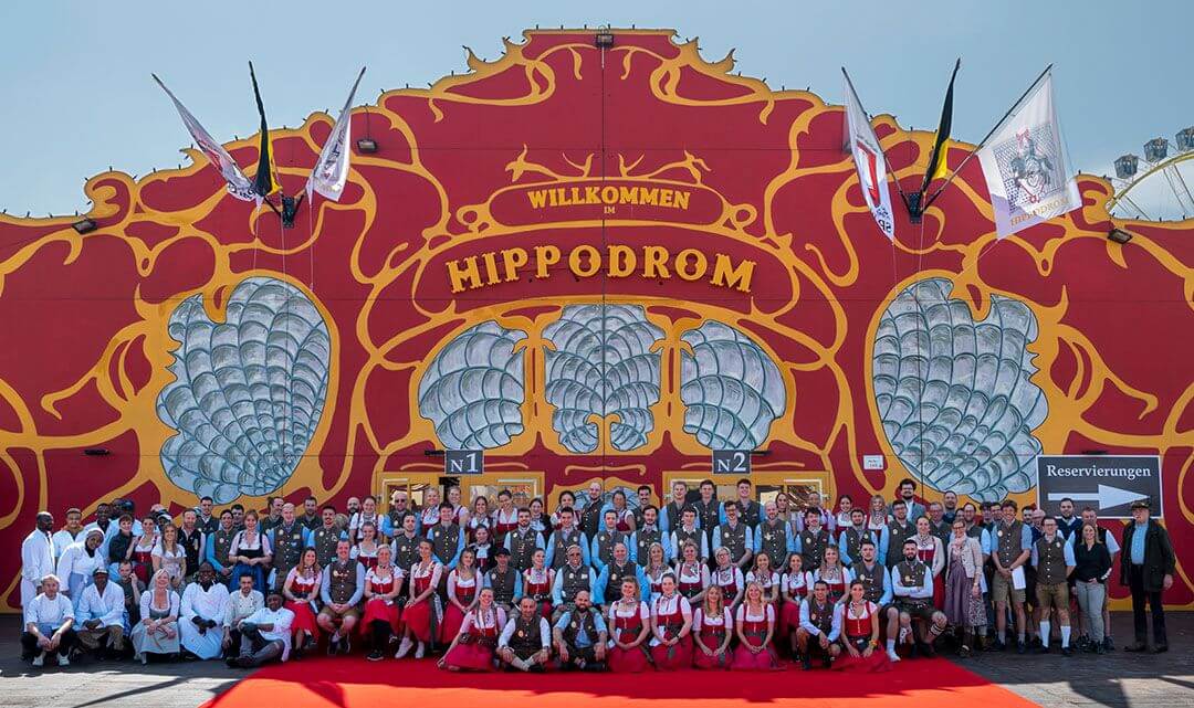 Das Zelt Hippodrom mit Team auf dem Münchner Frühlingsfest.