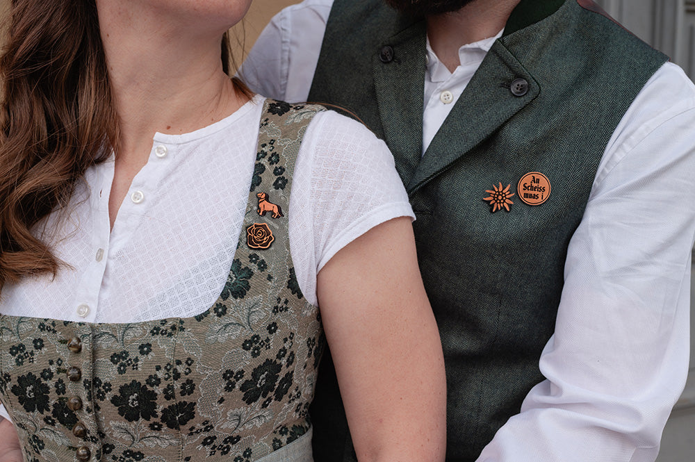 Paar mit verschiedenen Holz-Pins.