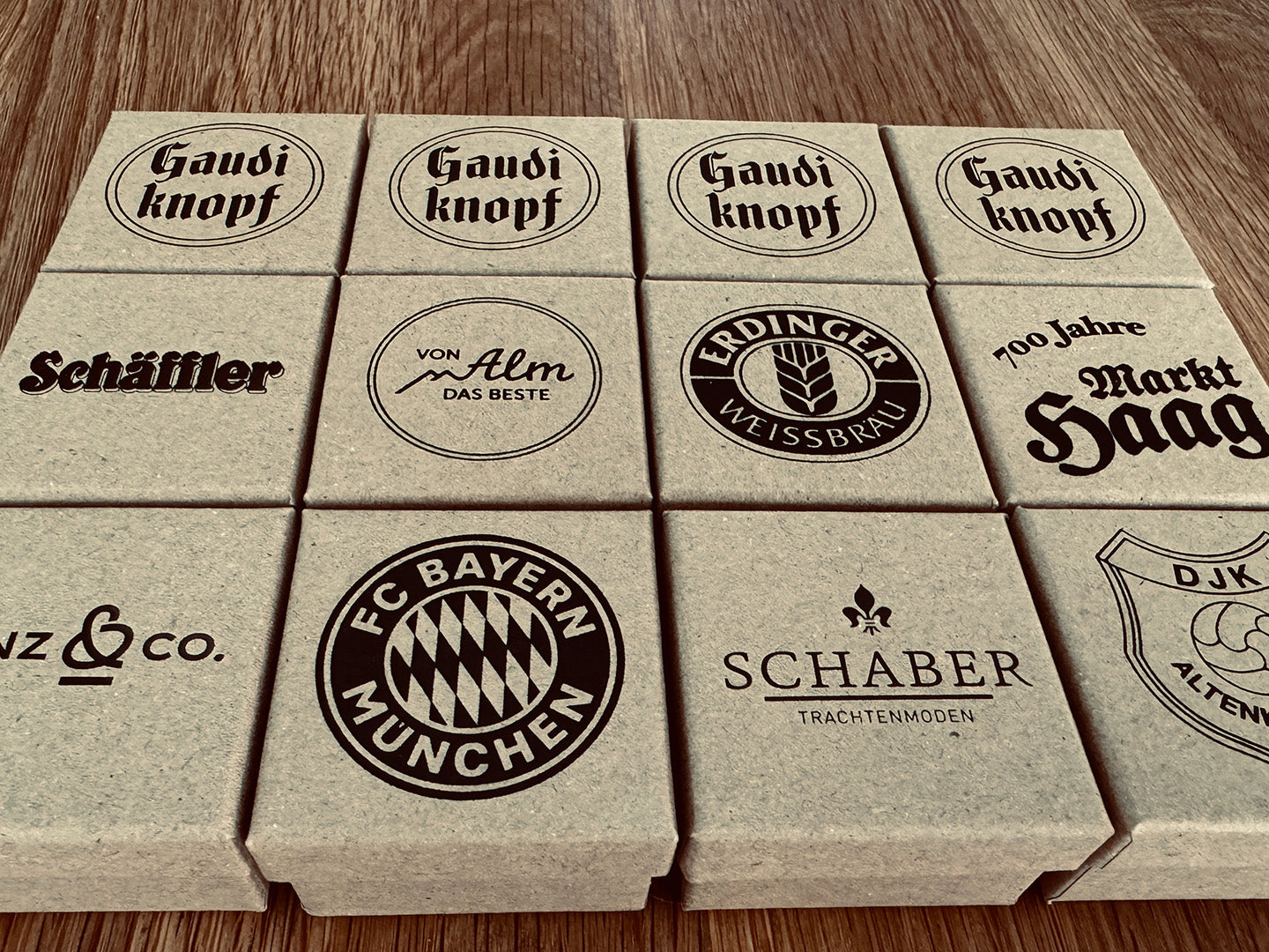 beispiele-für-personalisierte-schmuckschachteln-für-individuellen-anstecker-firmen-vereine