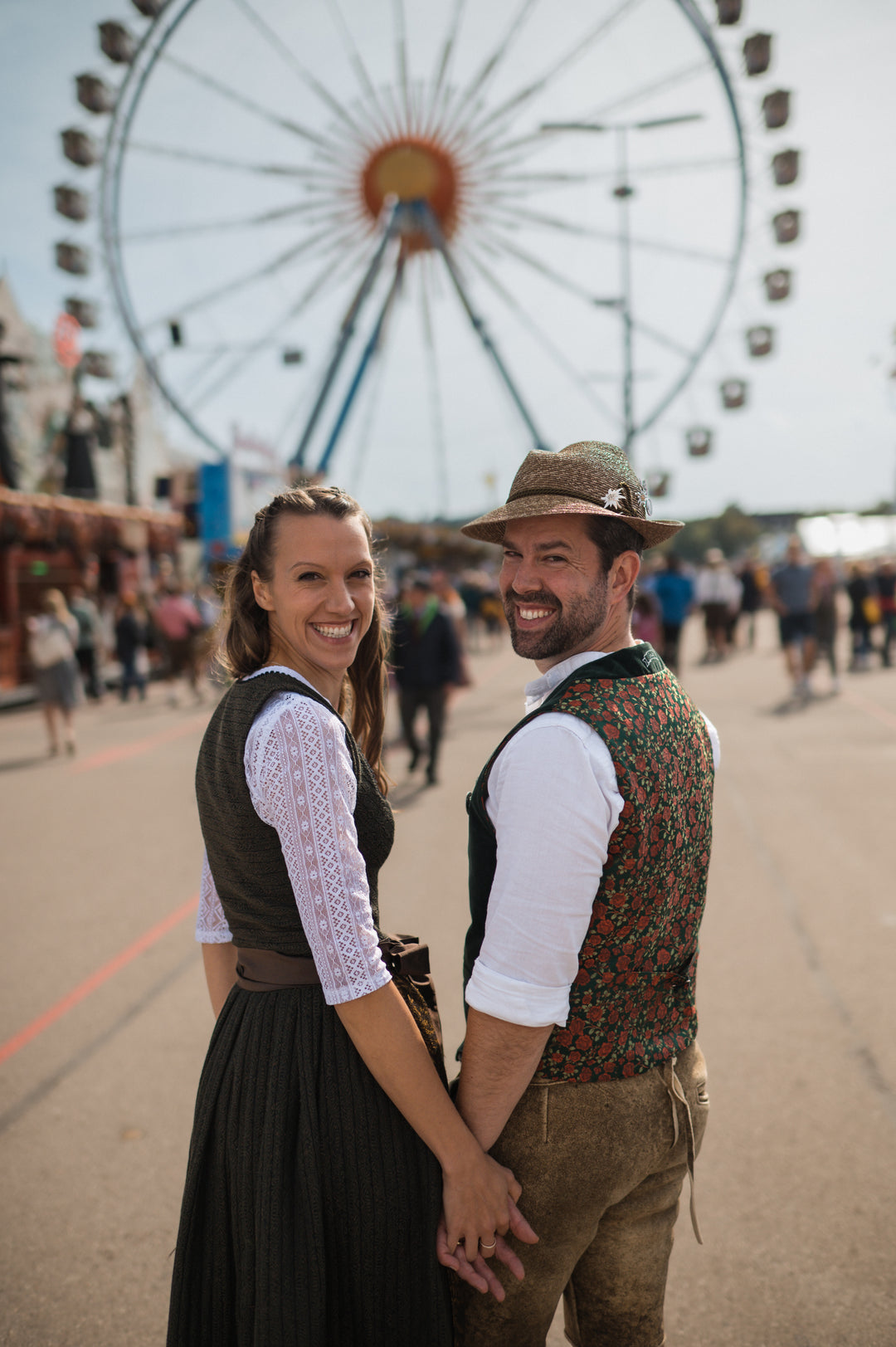 gruender-von-gaudiknopf-in-tracht-vor-riesenrad