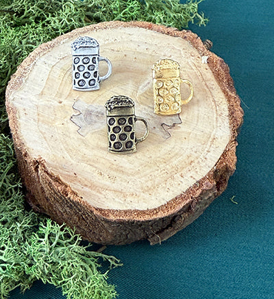 Pins in Form von Bierkrügen in den Farben altsilber gold und altmessing